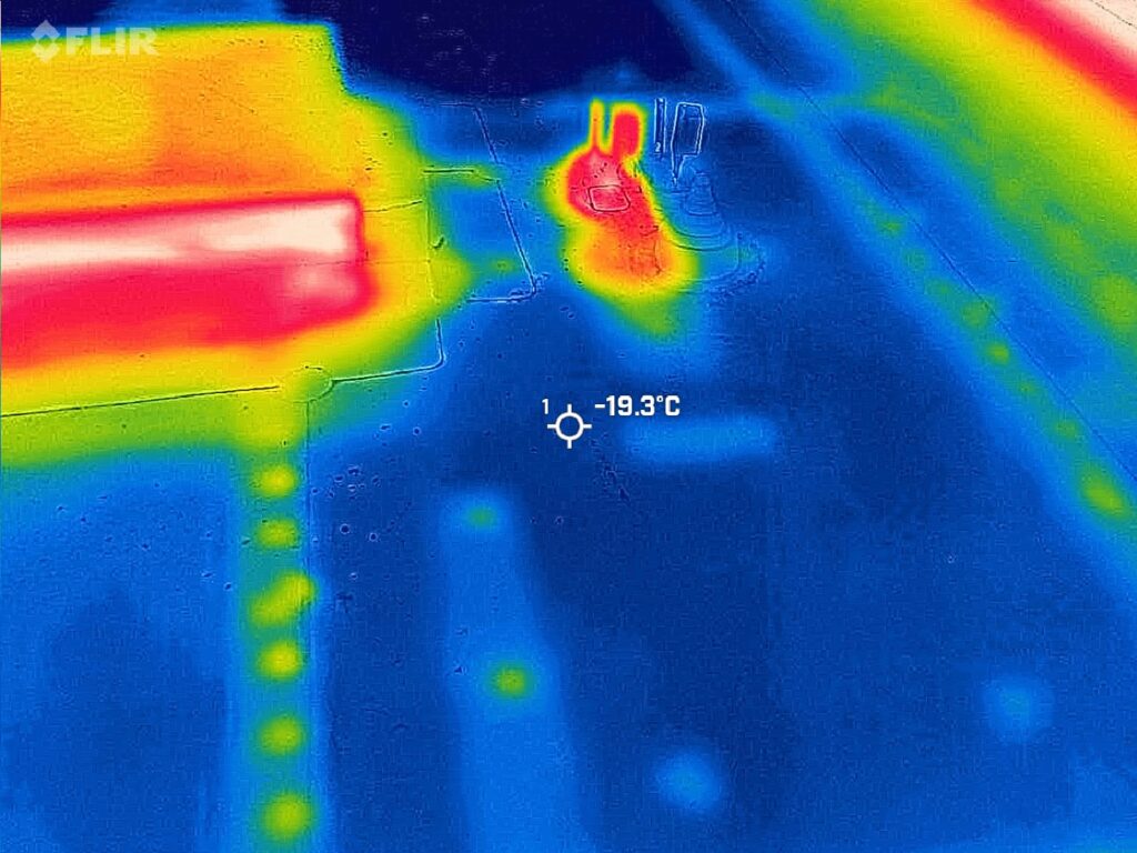 Thermal image showing a cold area with a target temperature of -19.3°C, marked with a crosshair at the center of the screen.